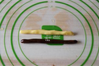 两种面团都定型后取出，各取一小块（各约5-6g）搓成粗细、长短都差不多的长条；