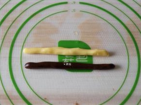 两种面团都定型后取出，各取一小块（各约5-6g）搓成粗细、长短都差不多的长条；