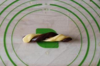 两手相反用力拧起来（如图），就像拧麻花一样；