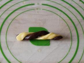 两手相反用力拧起来（如图），就像拧麻花一样；