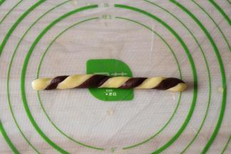 再用力均匀轻轻揉搓成长条；