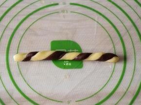 再用力均匀轻轻揉搓成长条；