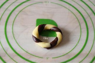 用拧麻花的手法整形成圆圈形，将两端连起来；