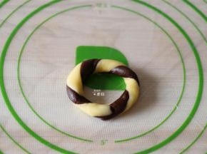 用拧麻花的手法整形成圆圈形，将两端连起来；