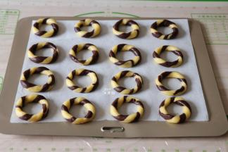 一一整形好放入铺了烘焙油纸的烤盘上；