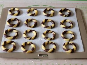 一一整形好放入铺了烘焙油纸的烤盘上；