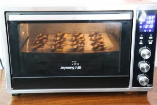 放入预热好的烤箱中层，185度烤12分钟左右即可出炉，待完全冷却后密封装好，以免受潮影响口感；