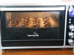 放入预热好的烤箱中层，185度烤12分钟左右即可出炉，待完全冷却后密封装好，以免受潮影响口感；