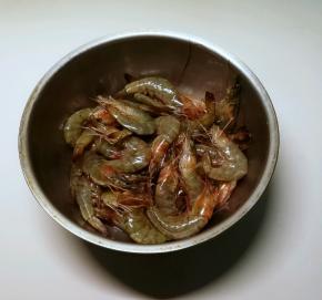 鲜虾冲洗干净