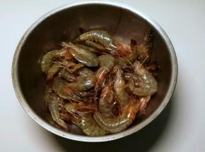 鲜虾冲洗干净