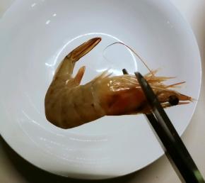 剪去虾头顶端最坚硬的部分