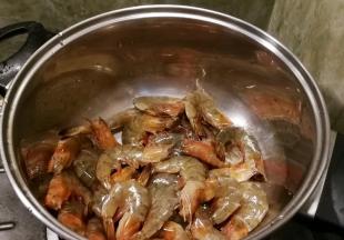 取一汤锅  直接放入处理好的虾  中小火操作