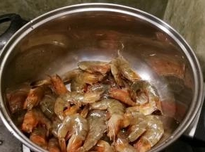 取一汤锅  直接放入处理好的虾  中小火操作