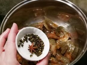 放入麻椒八角