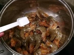 放入盐和糖