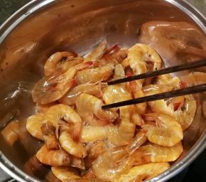 当一面已经变色了  半熟状态 用筷子轻轻翻拌  翻个面