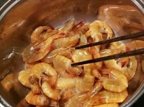 当一面已经变色了  半熟状态 用筷子轻轻翻拌  翻个面