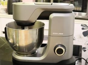 先将液体倒入厨师机桶内，盐和糖分开放，先液体后粉类，酵母放在中间。