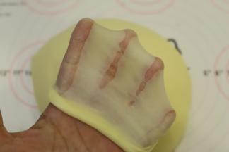 启动厨师机，先2档揉成团后转4档，面团筋度形成时放入黄油，20分钟后检查面团，达到扩展阶段即可。