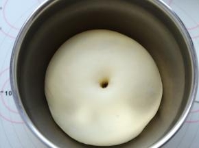 将面团搓圆放入盆内，盖上保鲜膜一发，当面团发酵至2倍大时，手沾面粉，插入面团，不塌陷不回缩即发酵好了。