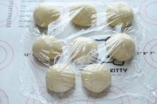 将面团轻压排气后平均分成8份，一份大概在58克左右，盖上保鲜膜松弛15分钟。