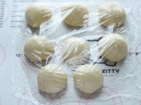 将面团轻压排气后平均分成8份，一份大概在58克左右，盖上保鲜膜松弛15分钟。