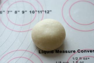 将面团再次搓圆，收口捏紧，朝下。