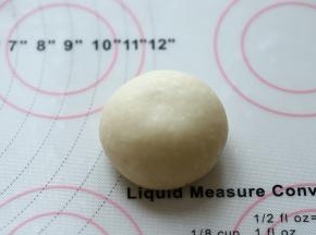 将面团再次搓圆，收口捏紧，朝下。