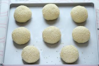 依次做好所有的汉堡胚，摆放在烤盘上，要中间留有空隙。