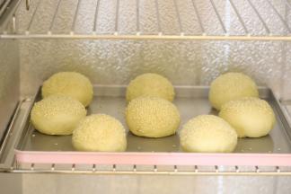 启动发酵箱，进行二发，温度33度湿度75度，时间为35分钟左右。