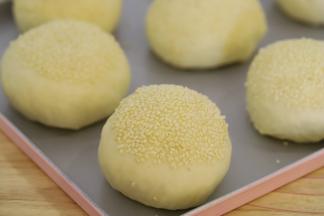 发酵好的汉堡胚饱满圆润。
