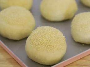 发酵好的汉堡胚饱满圆润。