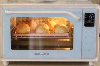 卡士530E烤箱预热180度，上下火，将汉堡胚放入预热好的烤箱内，烘烤时间为18-20分钟。