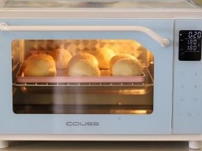 卡士530E烤箱预热180度，上下火，将汉堡胚放入预热好的烤箱内，烘烤时间为18-20分钟。