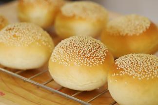 出炉的汉堡胚移至晾架上放凉。