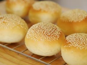 出炉的汉堡胚移至晾架上放凉。