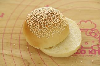 将汉堡胚横着从中间切成两片。