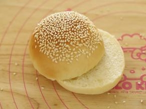 将汉堡胚横着从中间切成两片。