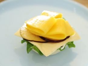 摆放上生菜，奶酪片，桃子片，芒果片，挤上沙拉酱。