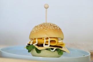 盖上另一片汉堡片。