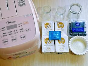 准备食材，蓝莓也可以换成你喜欢的水果哈。