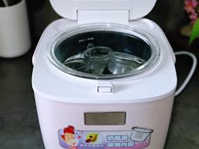 首先将酸奶瓶消毒，这点非常重要，千万不要省略！消毒后取出备用。“自制酸奶需要发酵，所以在进行发酵前我们必须对器具进行消毒。”