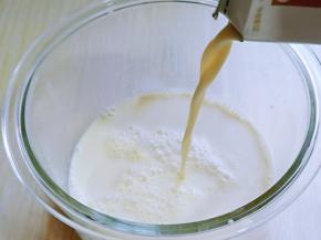 将800ml纯牛奶倒入BB煲的玻璃内胆中。