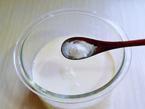 加入乳酸菌粉。(酸奶发酵粉)
