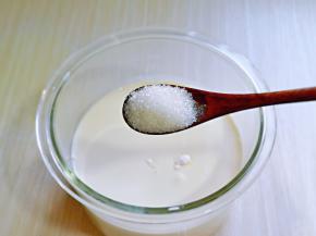 再加入白砂糖。(糖的量可以根据个人喜好增减)