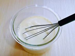 用手动打蛋器充分打至均匀。