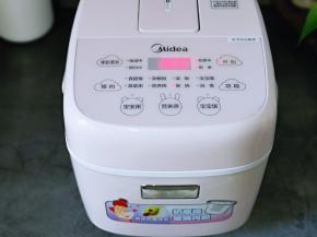 盖上BB煲盖子，启动“酸奶”功能，自动时间8小时(可以晚上睡前做上，早上起来新鲜的酸奶就出炉啦！)酸奶最佳发酵时间为5-8小时。