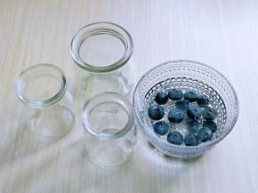 取出消过毒的酸奶瓶，蓝莓洗干净。