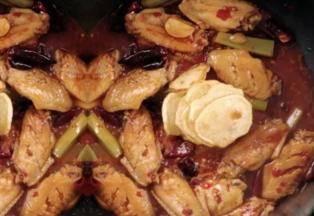 4 把辣椒、花椒、姜入锅炒香，下入cook100麻辣香锅调料，小火炒出红油。