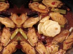 4 把辣椒、花椒、姜入锅炒香，下入cook100麻辣香锅调料，小火炒出红油。